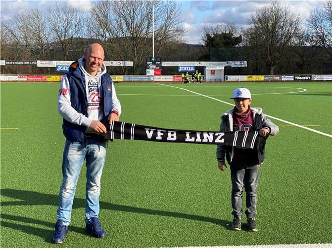 Als Begrüßungspräsent überreichte das Vorstandsmitglied, Björn Nietzard, ein VfB Cap und einen VfB Schal.Foto: VFB Linz
