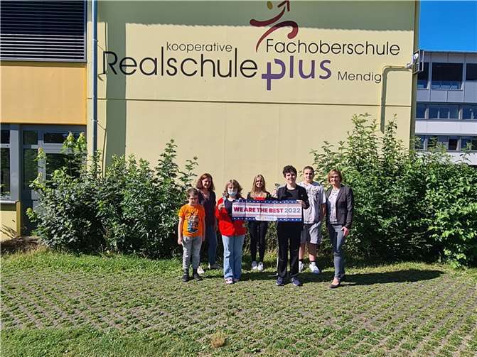 Als Belohnung für die erfolgreiche Teilnahme bekamen alle 88 Schülerinnen und Schüler eine Urkunde und einen Sachpreis. Well done! You all did a great job! Quelle: Realschule plus und Fachoberschule Mendig