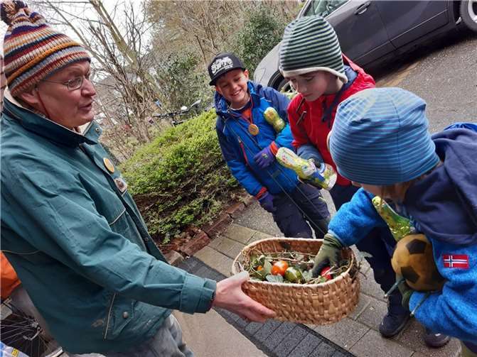 Als Belohnung für die tolle Unterstützung durften sich die Kinder bunte Ostereier und etwas Süßes aussuchen.