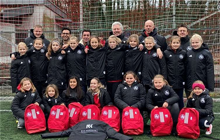 Als Belohnung gab es für die Mädchen neue Rucksäcke und Winterjacken. Foto: privat