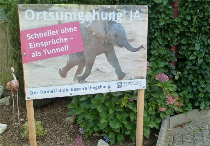 Als Blickfang sind Tiermotive auf den Bannern zu sehen.