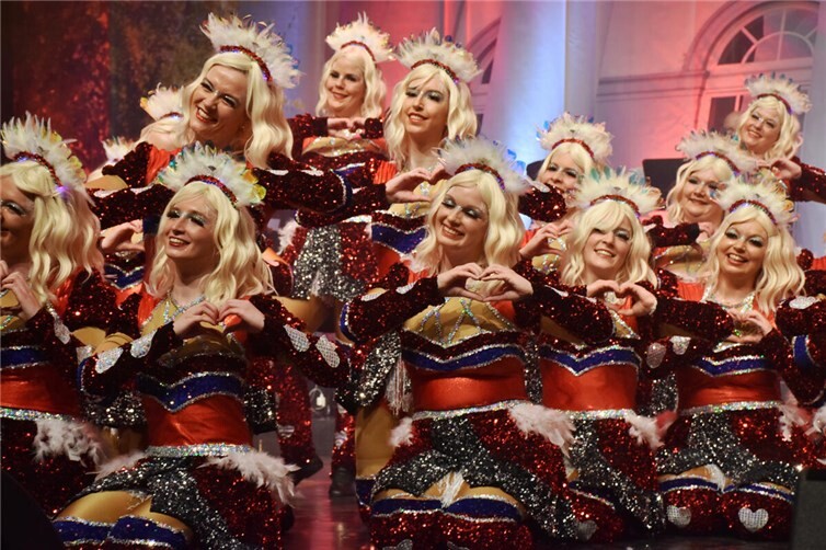 Als Blondinen im aufwändigen Outfit präsantiierten sich die Tänzerinnen der Kapuzemänner