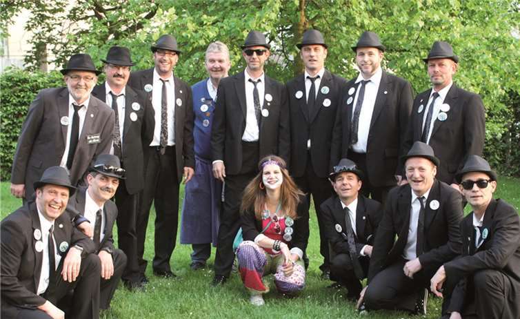 Als „Blues Brothers“ präsentierte sich das Männerballett „Flying Dancers“ zur Feier seines 20. Geburtstages . DL