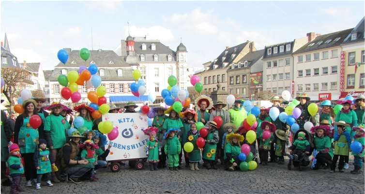 Als Blumen und Gärtner verkleidet nahmen Kinder, Erzieherinnen und Eltern am Kinderumzug teil.