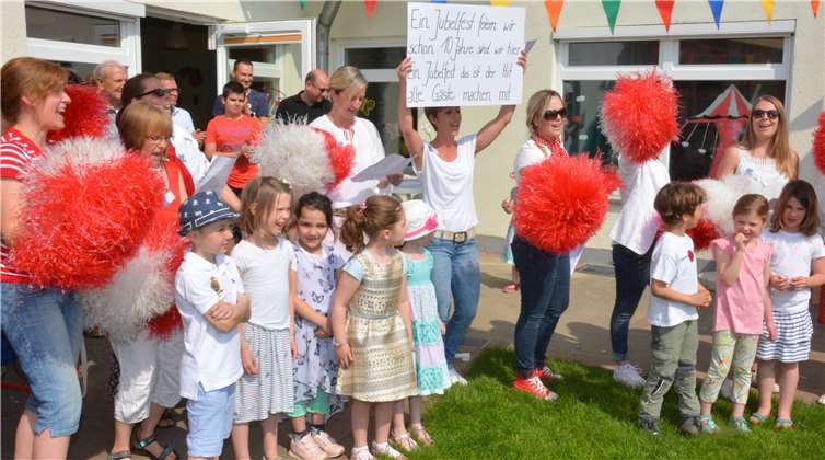 Als Cheerleader trugen die Erzieherinnen das Lied „Ein Jubelfest feiern wir“ zu Ehren ihrer Chefin Stefanie Weißenfels vor.