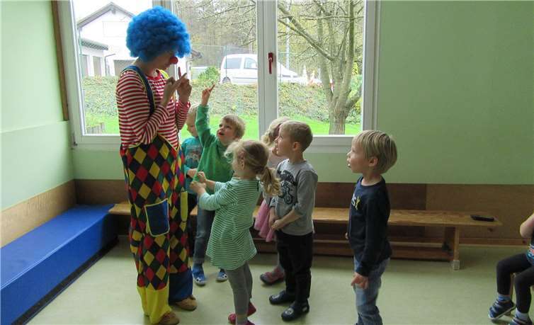 Als Clown verkleidet übte Polizeikommissarin Frau Sanna Brix mit den Kindern die Verhaltensregeln im Straßenverkehr. privat