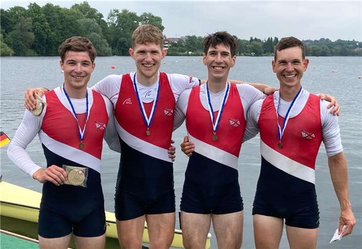 Als DRV-Auswahl wurden sie zusammen gesetzt und gewinnen den Leichtgewichts-Vierer U23 auf der Internationalen Regatta in Ratzeburg. Auf dem Siegersteg v.l. Linus David (Neuwied), Moritz Küpper (Herdecke), Oscar Kroglowski (Kiel) und Simon Haible (RG Treis-Karden). Foto: Bernd Klose