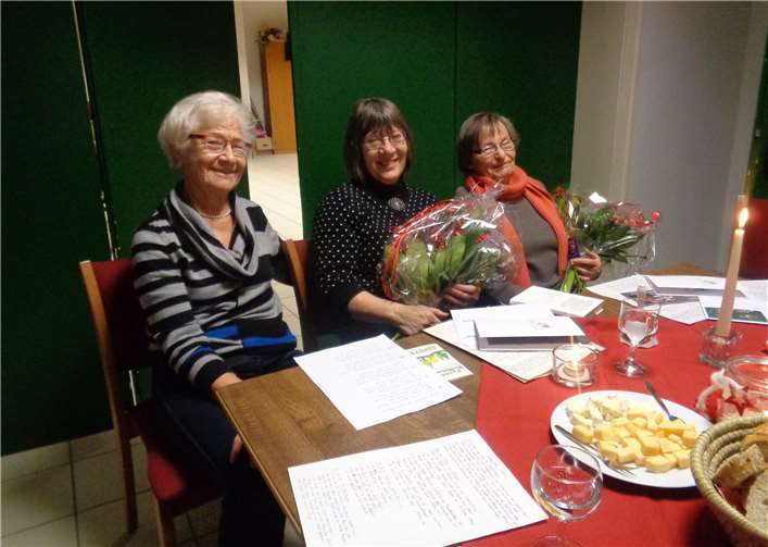 Als Dank für die beliebte wöchentliche Gymnastikstunde und die Vorbereitung der Weihnachtsfeier überreichte Inge Geisen im Namen des Vorstandes und der Gymnastikgruppe an Klara Heuft und Hella Mintgen Blumen und einen Konzert-Gutschein.