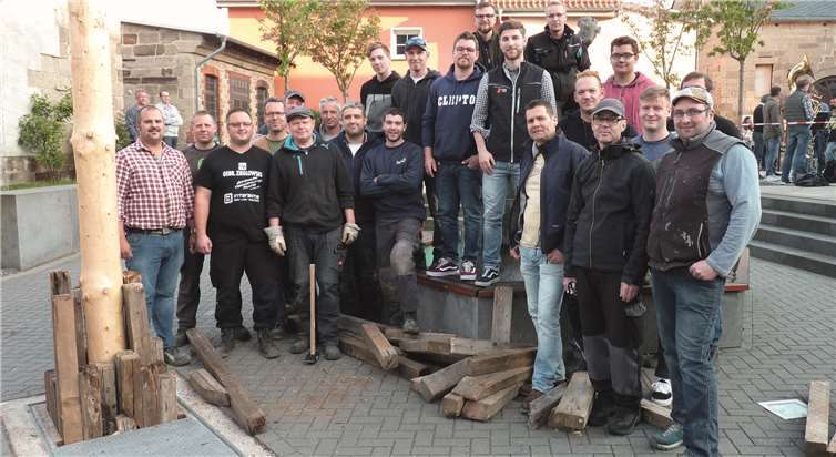 Als Dank für die harte Arbeit gab es für die „Junge“ Freibier von der Gemeinde.