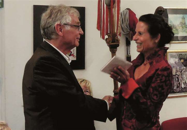 Als Dank für die hervorragende Organisation des Konzerts überreichte Sopranistin Heidrun Walch die erste CD des Ensembles an den „fepke“-Vorsitzenden Wolfram Heidelmeyer.