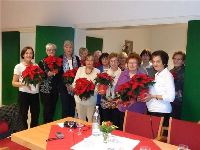 Als Dank für ihre Unterstützung wurden den Förderinnen Weihnachtssterne überreicht.privat