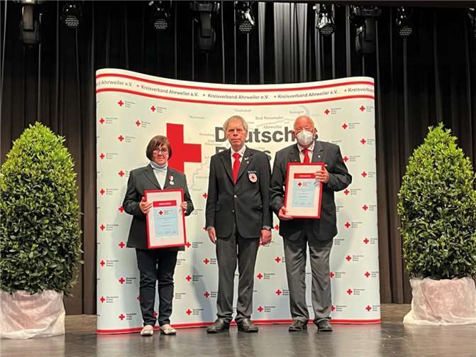 Als Dank für ihre langjährige, ehrenamtliche Tätigkeit im DRK-Kreisverband Ahrweiler e.V. verlieh DRK-Kreisverbandspräsident Achim Haag (mi.) Ingeborg Groß (li.) und Karl-Heinz Bernardy (re.) die Ehrenmitgliedschaft im Kreisverband.  Foto: Astrid Zens / DRK-Kreisverband Ahrweiler e.V.