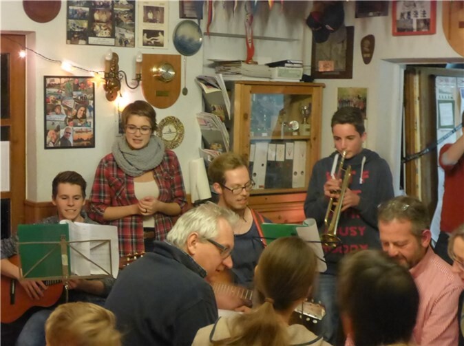 Als Dank für seine Gaben trugen die Kinder dem Nikolaus Lieder und Gedichte vor.privat