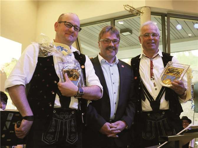 Als Dank überreichte Ortsbürgermeister Franz Peter Schmitz das Glaswappen der Gemeinde an den Ersten Vorsitzenden Guido Breitzler(LI) der Eifeländer und Gründungsmitglied und Dirigent Theo Feuser.