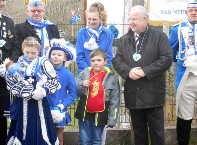 Als Dank überreichte Prinzessin Emily I. ihren Orden an Ortsvorsteher Hans-Jürgen Juchem.