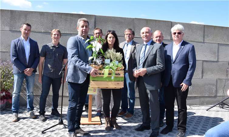 Als Dank und Anerkennung für ihr Engagement wurden die Vertreter der beteiligten Unternehmen von Rudi Zenz (3.v.l.) und Doris Hein (5.v.l.) mit Urkunden ausgezeichnet. Fotos: UBU