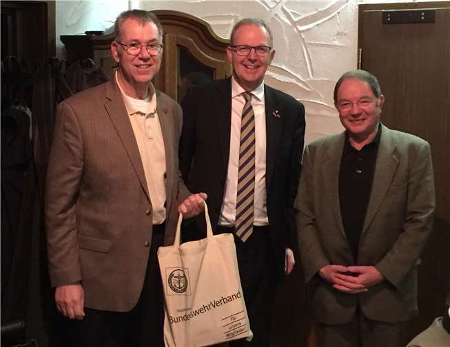 Als Dank wurde Axel Voss eine kleine Aufmerksamkeit überreicht. Von links: regionalbeauftragter Hans-J. Unger, Axel Voss MdEP, Fregattenkapitän a. D. Wolfgang Windolp. Foto: Hans-Joachim Unger