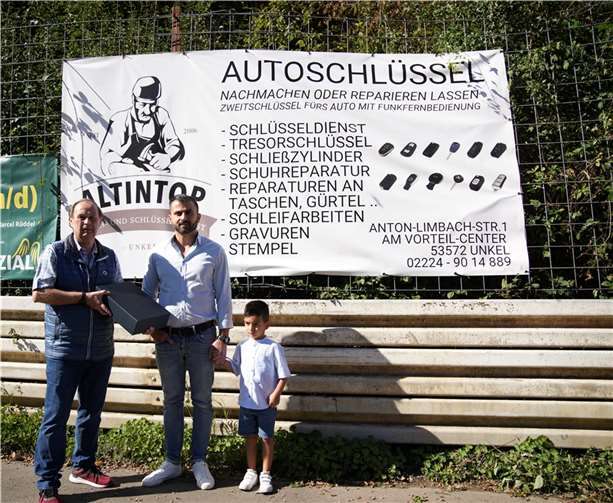 Als Dankeschön erhielt Altintop ein Weinpräsent und ein Mannschaftsbild vom 1. Vorsitzenden Josef Chevally und Kassierer der Abtl. Fußball Hans-Peter Schneider.  Foto: SV Leubsdorf