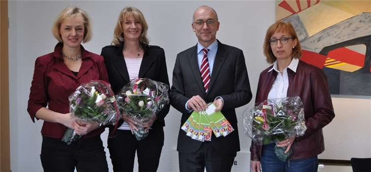 Als Dankeschön für den Kinderstadtplan gab´s Blumen von Bürgermeister Bert Spilles für (von links) Ariane Stech, Sabine Dräbing und Katja Kroeger. Stadt Meckenheim
