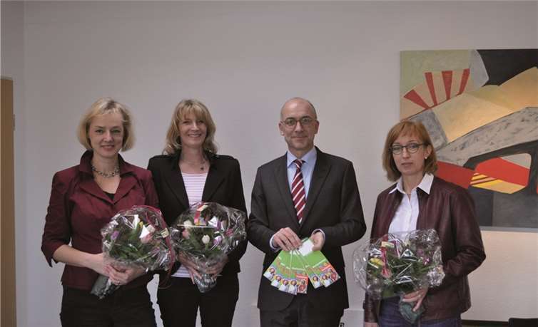 Als Dankeschön für den Kinderstadtplan gab´s Blumen von Bürgermeister Bert Spilles für (von links) Ariane Stech, Sabine Dräbing und Katja Kroeger. Stadt Meckenheim