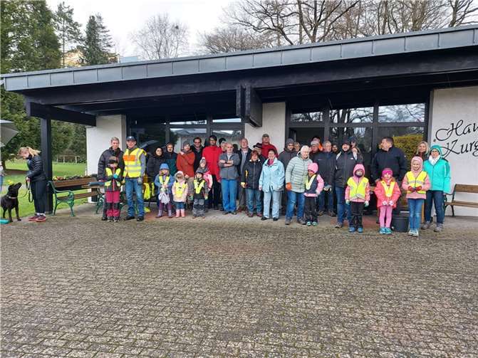 Als Dankeschön für die Müllsammler gab es nach getaner Arbeit einen Imbiss auf der Terrasse des „Haus des Gastes“ im Kurpark. Quelle: Gemeindeverwaltung Ehlscheid