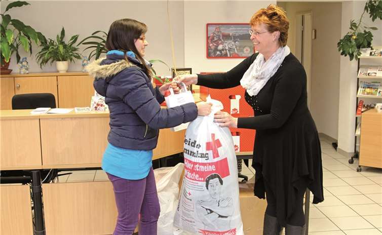 Als Dankeschön für eine Kleiderspende während einer Altkleidersondersammelaktion am Nikolaustag erhielten die Kleiderspender von DRK-Mitarbeitern (hier von Anja Schnitzler, re.) eine kleine Tasche mit Informationsmaterial und einen Schoko-Nikolaus. Thorsten Trütgen