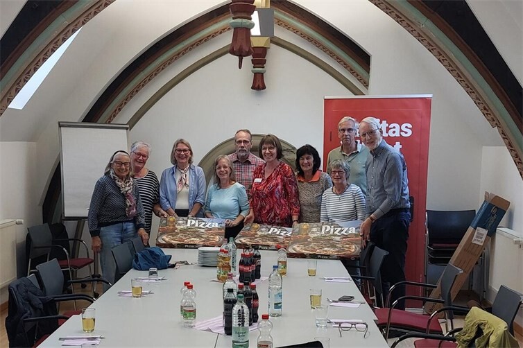 Als Dankeschön für ihr Engagement gab es für die ehrenamtlichen Nachbarschaftshelferinnen und -helfer leckere Pizza.