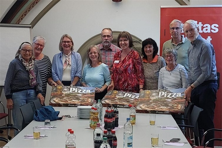 Als Dankeschön für ihr Engagement gab es für die ehrenamtlichen Nachbarschaftshelferinnen und -helfer leckere Pizza.