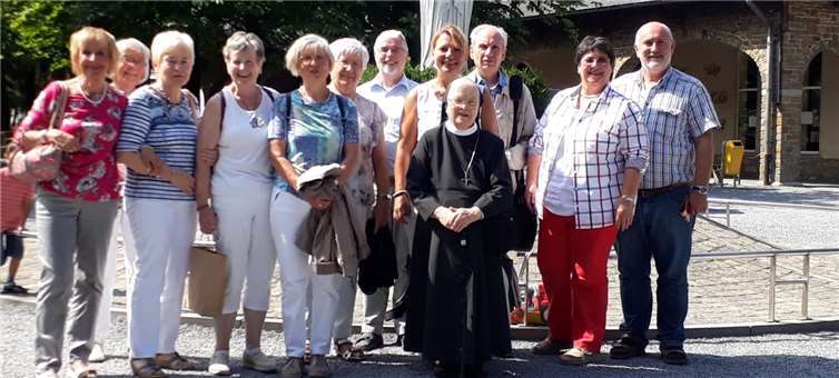 Ausflug der Ehrenamtlichen nach Banneux Als Dankeschön für ihr ehrenamtliches Engagement in der Brohltal-Klinik St. Josef und dem Krankenhaus Maria Hilf lud Krankenhausoberin Gaby Frömbgen alle Ehrenamtler zu einer Tagestour nach Banneux ein.privat
