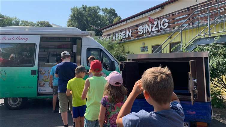 Als Dankeschön gab es von der Aktivgemeinschaft eine Stärkung und kühlen Nachtisch für die Helfer.