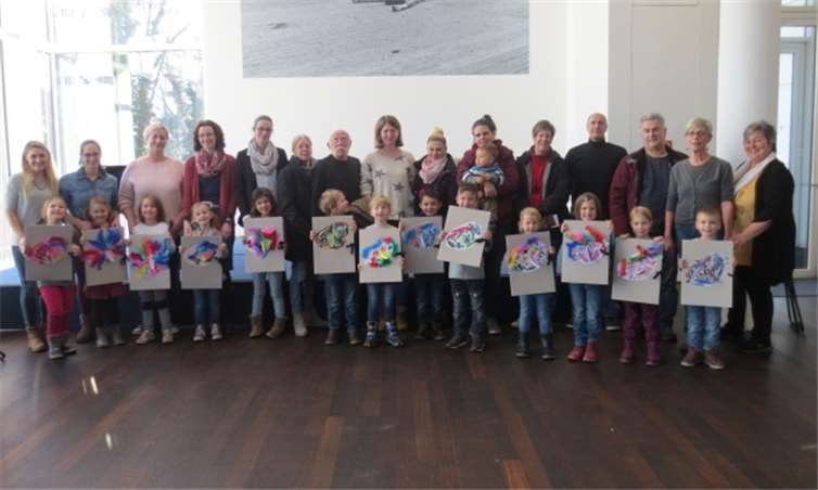 Als Deckblatt für ihre Sammelmappe gestalteten die Kinder phantasievolle Masken. privat