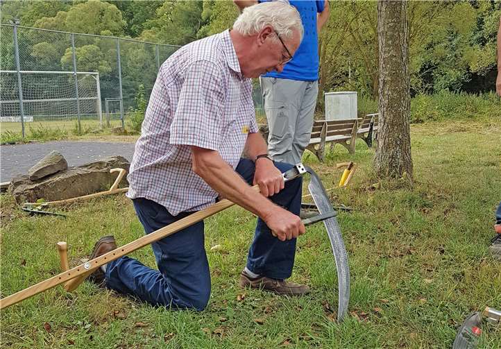 Als „Dengeln“ bezeichnet man das Schärfen der Sense.