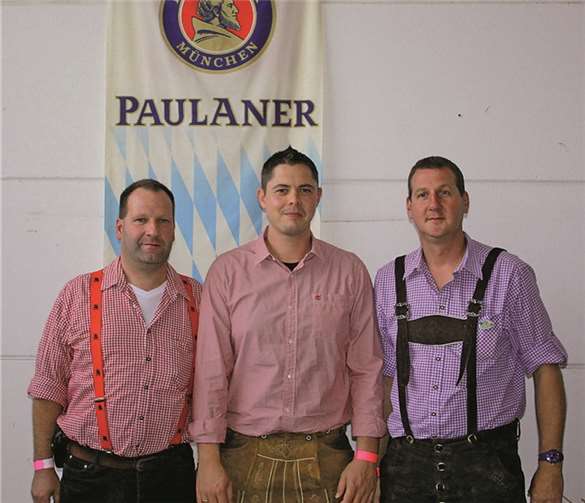 Als „Die drei Paulaner“ gehen Wehrführer Sascha Wiemer sowie seine Stellvertreter Lionel Gironde und Uwe Schumacher wohl in die Geschichte des Unkeler Löschzugs ein, der am Samstagabend beim Oktoberfest die Fahrzeughalle des Gerätehauses in ein Hofbräuhaus verwandelte.