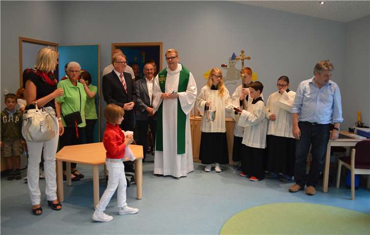 Als Edith Reck 1974 ihren Dienst in Oberwinter antrat, umfasste der Kindergarten noch zweieinhalb Gruppen. 2013 wurde die neue sechsgruppige Einrichtung durch Pfarrer Klupsch eingesegnet.