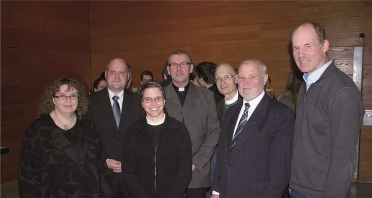 Als Ehrengäste konnte Martin Schnitker (2.v.l.) (v.l.) Christina Braun Vorsitzende Pfarreinrat, Schwester Gina Gemeindeassistentin, Pastor Günter Marmann, Pastor Lothar Brucker, Pastor Stefan Augst und Ulrich Liebsch begrüßen. -RÜ-