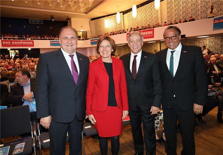 Als Ehrengäste konnte die Handwerkskammer (HwK) Koblenz die rheinland-pfälzische Ministerpräsidentin Malu Dreyer (2.v.l.) und ZDH-Präsident Hans Peter Wollseifer (links) begrüßen, rechts HwK-Hauptgeschäftsführer Ralf Hellrich und HwK-Präsident Kurt Krautscheid (2.v.r.).