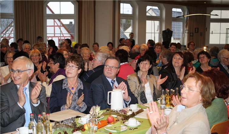 Als Ehrengäste waren auch die Präsidentin des Landfrauenverbandes Rheinland-Nassau, Rita Lanius-Heck und Ökonomierat Hans-Jürgen Sehn, Kreisvorsitzender des Bauern- und Winzerverbandes, zugegen. TE