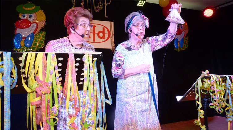 Als Eisbrecher bewährten sich Irmgard Müller (rechts) und Annegret Kranz (Lisbeth und Kätta).