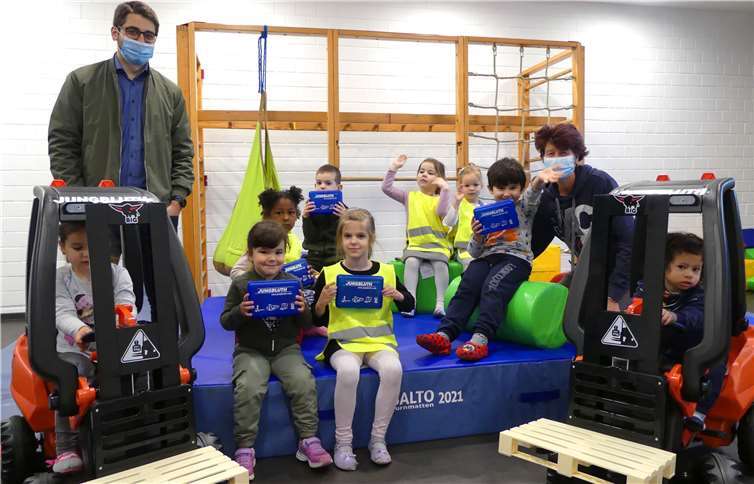 Als Ende März die neu eingerichtete KiTa Vulkanhalle in Kruft eröffnete, durften sich die Kleinen über Spielmaterial sowie weitere Präsente von der ortsansässigen Jungbluth-Gruppe freuen.Foto: privat