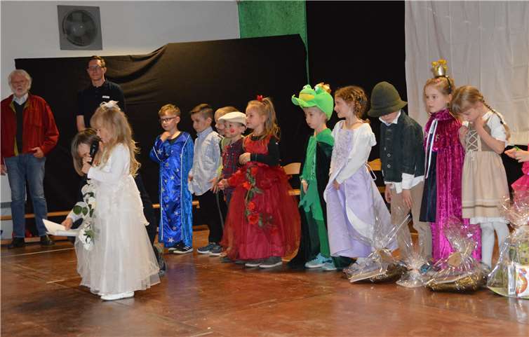 Als Erinnerung an das wunderschöne Jahr erhielten die kostümierten Kinder ihren eigens gestalteten Märchenbeutel und ein selbst gestaltetes Märchenbuch.Foto: 