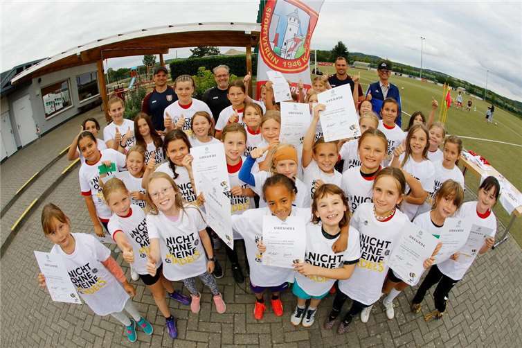 Als Erinnerung an diesen besonderen Tag durften sich alle Teilnehmerinnen über T-Shirts, gestiftet vom DFB, freuen. Fotos: Thorsten Stephan