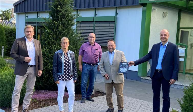 Als Erinnerung wurde eine Schiefertafel überreicht: v.l.n.r.: Jürgen Krämer, Claudia Franzen, Büroleiter Ewald Becker, Bürgermeister Alfred Schomisch und Ortsbürgermeister Thomas Braunstein. Foto: privat