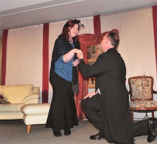 Als Ernst (Andreas Geilen) ihr einen Heiratsantrag macht, ahnt Gwendolin Fairfax (Denise Rauch) noch nicht, dass sein wirklicher Name John ist.