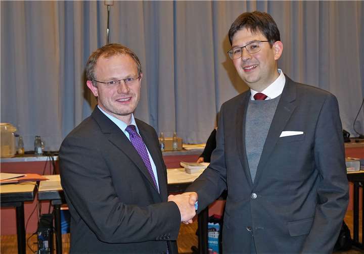 Als Erster gratulierte OB Jan Einig seinem Stadtvorstandskollegen Michael Mang als neuen Bürgermeister. FF