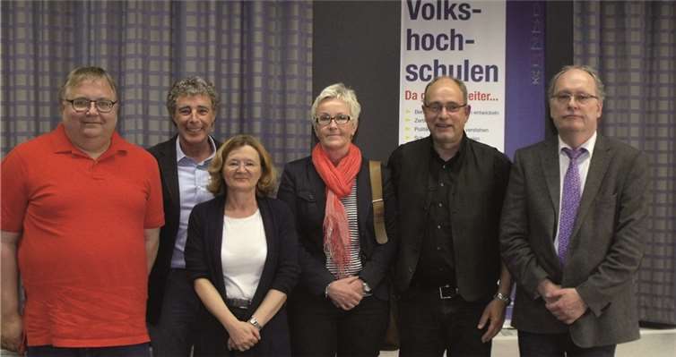 Als Experten standen Rede und Antwort (v.l.): Michael Weis, Experte in eigener Sache, Selbsthilfegruppe „Aufwind“, Klaus Mäurer, Ltd. Psychologe des Johanniter-Zentrums, Melitta Hofer, Moderatorin, Mitarbeiterin der Rhein-Mosel-Akademie, Michaela Peters, Gesundheitsberaterin und Nordic-Walking Instruktorin, Dr. Ulrich Kettler, Psychiatriekoordinator sowie Dr. Reinhard Fröder, Ltd. Oberarzt im Marienhaus-Klinikum St. Antonius Waldbreitbach. privat