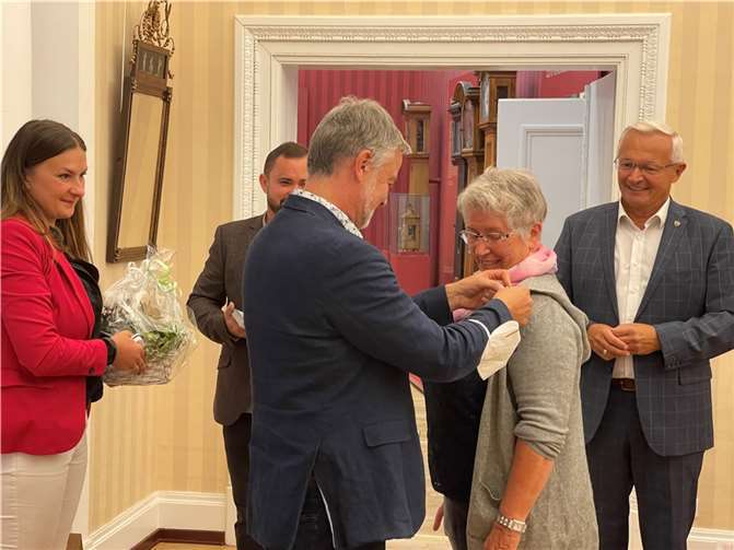 Als „Frau der ersten Stunde“ durfte sich Heidi Buhr von Caritas-Direktor Eberhard Köhler eine Auszeichnung ans Revers heften lassen.