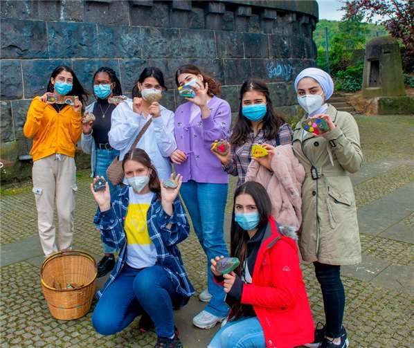 Als Friedensbotschaft bemalten und beschrifteten die Friedensgruppe Steine und legten sie vor der historischen Stätte der Brücke von Remgen nieder. Foto: privat