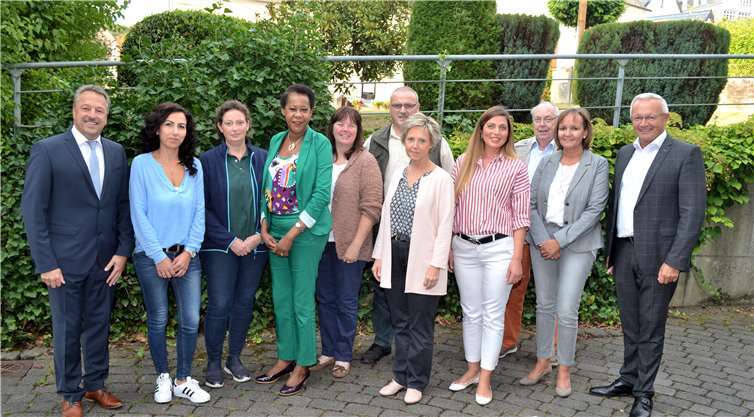 Migrationsbeirat tagte in Waldbreitbach Als Gäste konnte die Vorsitzende Violeta Jasiqi (4.v.r.), Bürgermeister Hans-Werner Breithausen (links) und Landrat Achim Hallerbach (rechts) begrüßen. Ebenfalls stellte sich die neue Integrationsbeauftragte des Landkreises Neuwied, Kerstin Schwanbeck-Stephan (2.v.r.), vor. privat