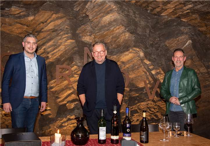 Als Gast der Dagernova Weinmanufaktur war der „Werbefachmann“ ob der neuesten, alle Verkaufsrekorde brechenden Idee der Genossenschafts-Weinmacher um Kellermeister Günter Schüller, einen trockenen Spätburgunder „Impfstoff“ zu nennen, schier aus dem Häuschen.Foto: Dirk Breuckmann