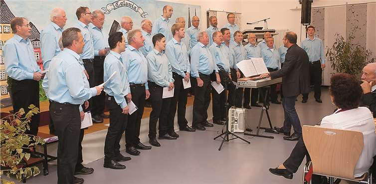 Als Gastgeber stand der Oberradener Chor auch auf der Bühne. WT